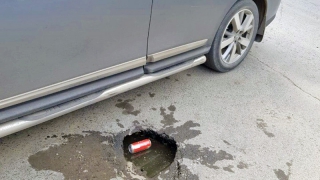 На парковке в центре Саратова водитель провалился в яму по колено