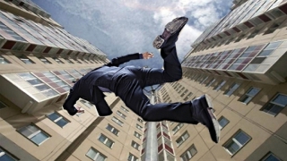 В Саратове житель Ижевска с перерезанной шеей упал с 5-го этажа В Саратове житель Ижевска с перерезанной шеей упал с 5-го этажа