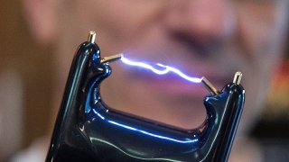 Охранникам аэропортов могут позволить применение электрошокеров Охранникам аэропортов могут позволить применение электрошокеров