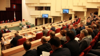 Саратовским депутатам хотят запретить брать родственников в помощники и меняться ими