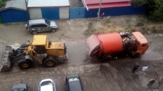 В Заводском районе мусоровоз провалился в яму с водой. Видео