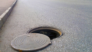 В Саратове предприниматель отсудил 550 тысяч за поврежденный колодцем автобус В Саратове предприниматель отсудил 550 тысяч за поврежденный колодцем автобус