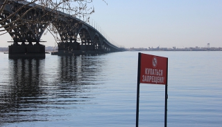 Экстренные службы выехали из-за падения человека с моста Саратов-Энгельс