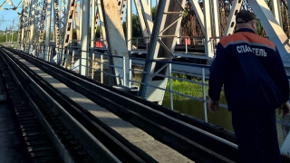 В Балашове подросток упал с моста на рельсы после удара током