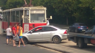 В Саратове столкнулись иномарка и трамвай