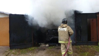 В Сластухе сгорел деревянный гараж с «Дэу Нексия» внутри