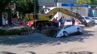 В центре Саратова автомобиль «Киа Рио» провалился в глубокую яму
