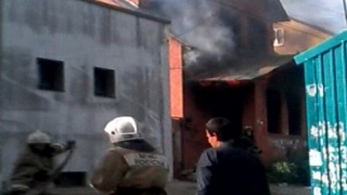 Пожарные тушили заброшенный коттедж в Пугачевском поселке