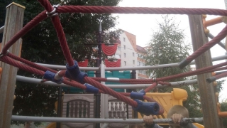 Жители Бульвара Роз конфликтуют из-за детской площадки и портят ее