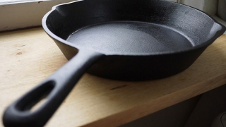 Жителя Ленинского района задержали за угрозы сковородкой на балконе Жителя Ленинского района задержали за угрозы сковородкой на балконе