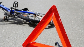 В Саратове возле здания УГИБДД грузовик сбил велосипедиста