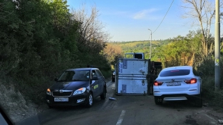 В Затоне на бок опрокинулся грузовик и помял легковушку В Затоне на бок опрокинулся грузовик и помял легковушку