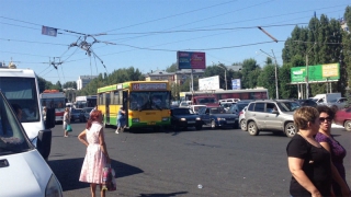 На 3-й Дачной из-за обрыва проводов возникла пробка и не ходят троллейбусы На 3-й Дачной из-за обрыва проводов возникла пробка и не ходят троллейбусы