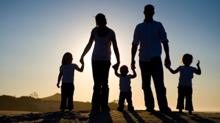 Максимальное число детей в семье усыновителя хотят ограничить до трех Максимальное число детей в семье усыновителя хотят ограничить до трех