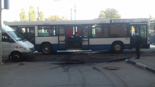 Автобусы перекрывают проезд к дому на улице Аткарской Автобусы перекрывают проезд к дому на улице Аткарской