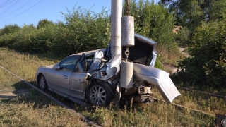 «Хендэ» врезался в столб на трамвайных рельсах. Подробности «Хендэ» врезался в столб на трамвайных рельсах. Подробности