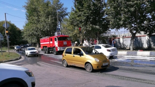 На Гвардейской во время движения загорелся китайский автомобиль На Гвардейской во время движения загорелся китайский автомобиль