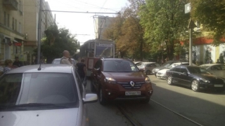 В Мирном переулке наглый автолюбитель припарковался на путях и остановил трамваи В Мирном переулке наглый автолюбитель припарковался на путях и остановил трамваи