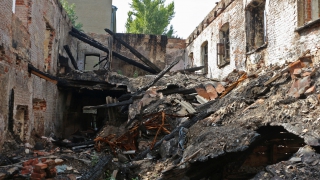 Не огороженные руины сгоревшего дома на Аткарской превратили в помойку