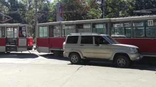 В Саратове автомобилисты массово атакуют трамваи и останавливают их движение В Саратове автомобилисты массово атакуют трамваи и останавливают их движение