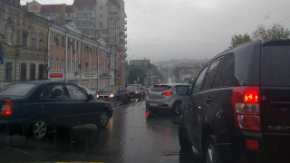 Непогода в Саратове. Центр города стоит в пробке, таксисты взвинтили цены Непогода в Саратове. Центр города стоит в пробке, таксисты взвинтили цены