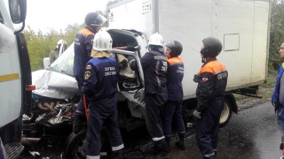 В Саратове водителя грузовика зажало в кабине после аварии с бензовозом