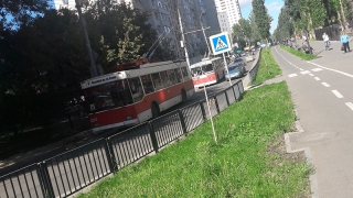 ЧП на Астраханской: автомобилист сорвал троллейбусные провода и скрылся