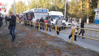 На проспекте Энтузиастов автобусы и легковушка заняли 3 ряда из-за ДТП На проспекте Энтузиастов автобусы и легковушка заняли 3 ряда из-за ДТП