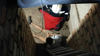 В Саратове спасатели в течение часа искали провалившегося в подвал мужчину