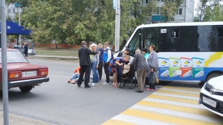 В Балакове микроавтобус сбил на «зебре» женщину с ребенком в коляске