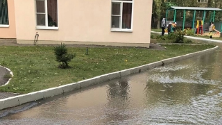 Жители Ленинского района пожаловались на потопы у детсада и многоэтажки
