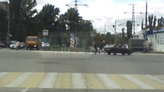 В Балакове дорожную потасовку двух драчунов сняли на видеорегистратор