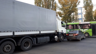 Попавшие в ДТП грузовик и легковушка перекрыли проспект 50 лет Октября Попавшие в ДТП грузовик и легковушка перекрыли проспект 50 лет Октября