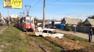 Застрявшая на путях легковушка заблокировала движение трамваев Застрявшая на путях легковушка заблокировала движение трамваев