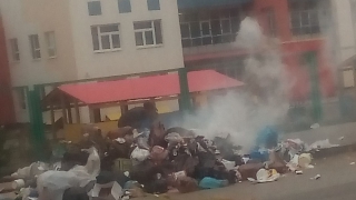 В Саратове возле детсада самосвал высыпал на тротуар горящий мусор В Саратове возле детсада самосвал высыпал на тротуар горящий мусор