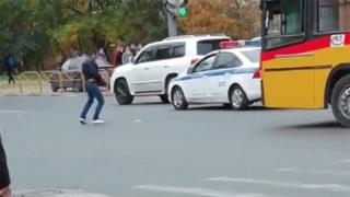 На Чернышевского неадекватный мужчина резал вены и мешал автомобилистам