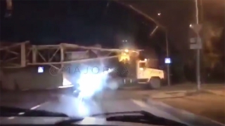 В Саратове стритрейсеры сняли на видео опасный трюк с ездой «сквозь» кран