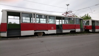 В центре города из-за столкновения автомобиля и вагона массово встали трамваи В центре города из-за столкновения автомобиля и вагона массово встали трамваи