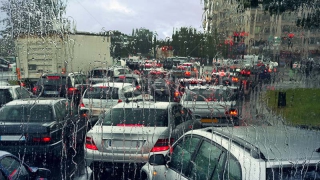 Из-за дождя на улицах Саратова скопились километровые пробки