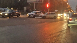 Более десятка ДТП погрузили пятничный Саратов в многокилометровые пробки Более десятка ДТП погрузили пятничный Саратов в многокилометровые пробки