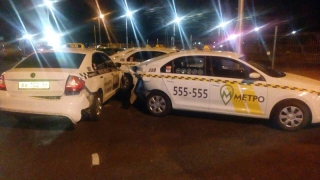 В Саратове таксист «Метро» протаранил на парковке машины коллег В Саратове таксист «Метро» протаранил на парковке машины коллег