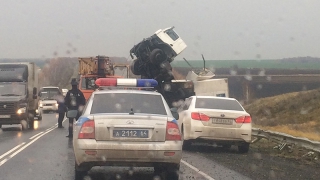 Под Аткарском опрокинувшаяся фура со «вставшей на дыбы» кабиной перекрыла трассу Под Аткарском опрокинувшаяся фура со «вставшей на дыбы» кабиной перекрыла трассу