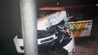 На Чернышевского таксист на «Шкоде» протаранил столб. Двое в больнице На Чернышевского таксист на «Шкоде» протаранил столб. Двое в больнице