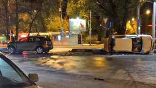 На проспекте Строителей «Хендэ» опрокинулся на бок после ДТП На проспекте Строителей «Хендэ» опрокинулся на бок после ДТП