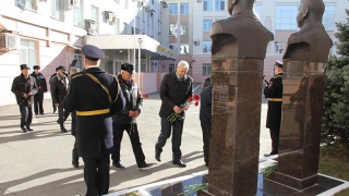 Начальник саратовского ГУ МВД и отцы погибших в Чечне полицейских почтили их память