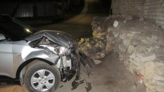 В Затоне водитель «Хендэ» врезался в стену и бросил раненую пассажирку