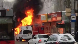 В Энгельсе двое мужчин пытались потушить горящий автобус