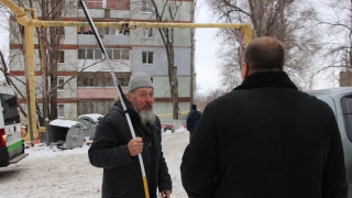 В ходе рейда саратовский чиновник вызвался помочь старику с удочкой сбить сосульку