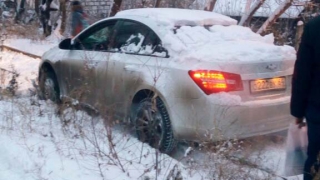 Автохам на иномарке возомнил себя «трамваем» и застрял на Огородной Автохам на иномарке возомнил себя «трамваем» и застрял на Огородной