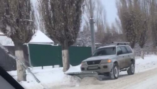 Саратовец не дождался помощи властей и превратил свой джип в снегоуборщик Саратовец не дождался помощи властей и превратил свой джип в снегоуборщик